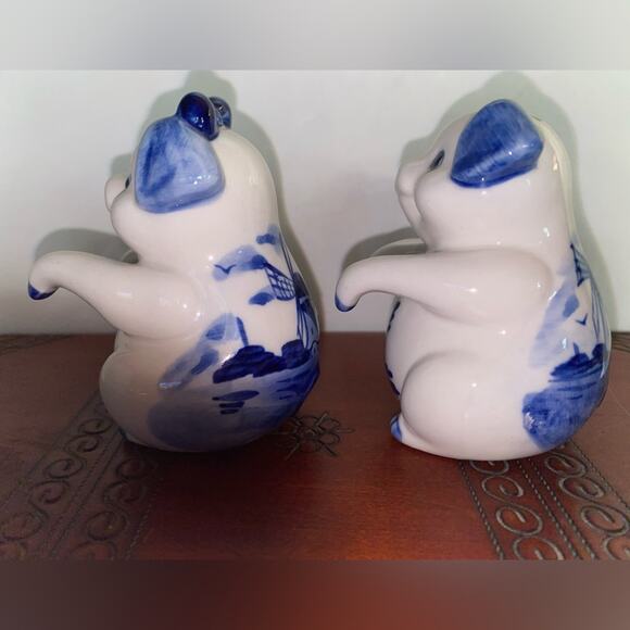 Blue White Pigs Delft look Outstretched Arms Blue Bow Salt Pepper Shakers - Picture 3 of 4